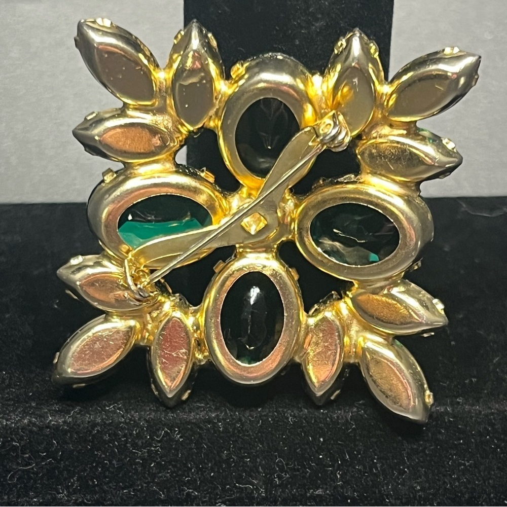 vintage emerald green rhinestone brooch large gold tone statement pin. 1960s - Picture 6 of 8
